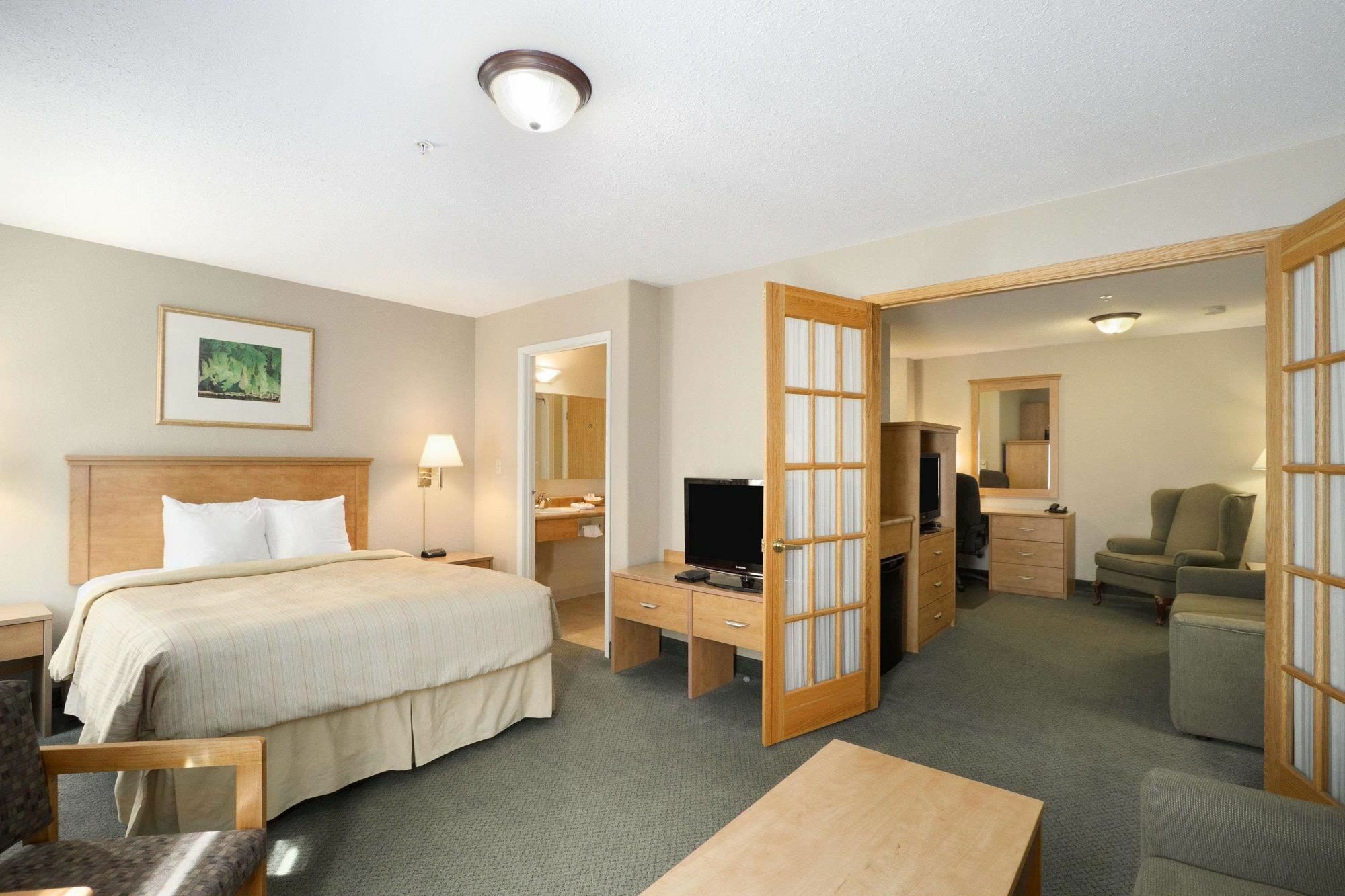 Days Inn & Suites By Wyndham Thunder Bay Exterior photo